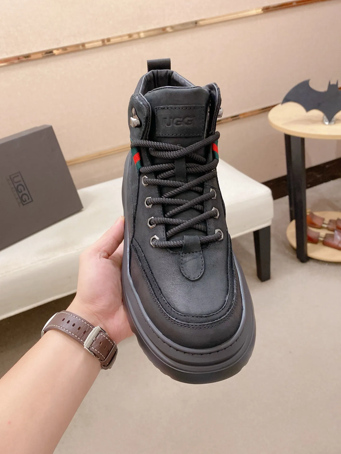 Factory price: 700💰New UGG fur-integrated men's simple and fashionable snow shoes. The most worth buying at the end of this year are warm casual shoes. Whether you are out and about at home, their comfortable and warm performance will be your most suitable fashion companion! The material is cowhide upper and imported wool is used inside. Two layers of cowhide for warmth and comfort! The eva+ rubber patch outsole is cushioned, non-slip and wear-resistant, and has good elasticity. It is light and wear-resistant, comfortable and soft, and the new simple cut is more fashionable. It has both practicality and fashion sense, so you no longer have to worry about how to match it in winter, while still maintaining your fashionable taste. High-quality genuine wool produced in Dongguan. The material depends on the details! Size: 39-40-41-42-43-44-45 sneaker size